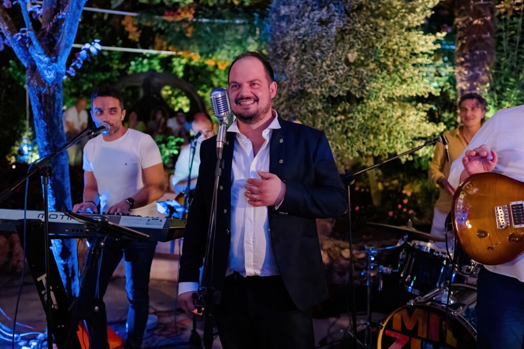 Gli sposi ballano tra gli amici alla festa