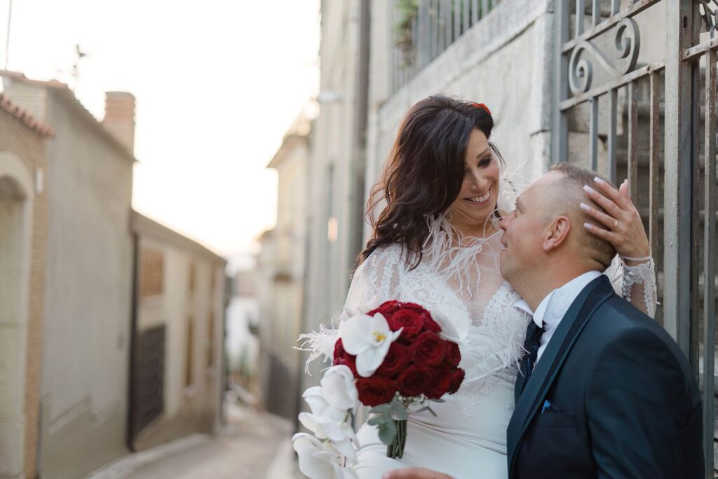 Ritratti spontanei degli sposi nel giardino di Palazzo Pecci Benevento