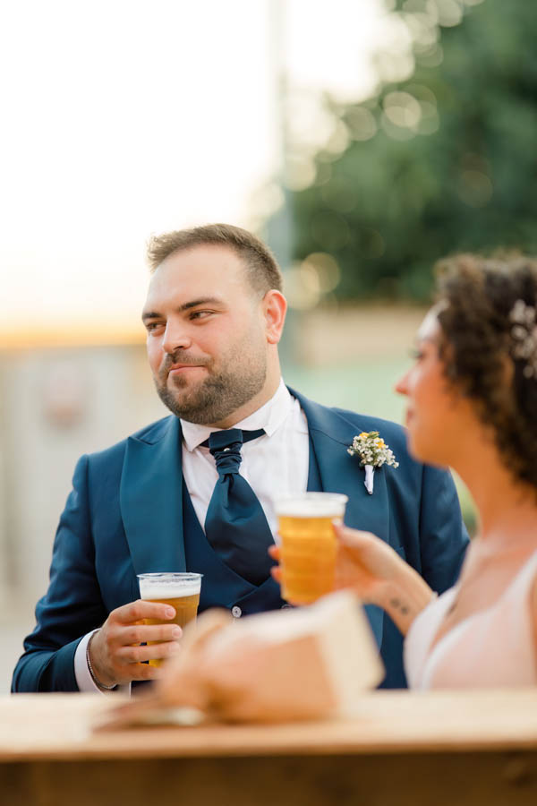 matrimonio stefano e carla - sposi con compari e amici durante le esterne - fotografo matrimonio irpinia